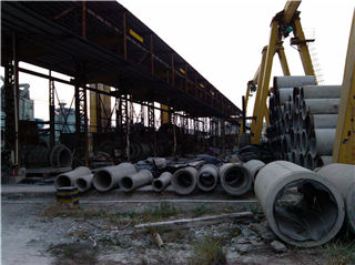 廠家正在生產(chǎn)鋼筋混凝土排水管