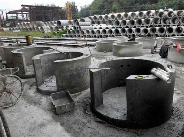 制作中的水泥檢查井